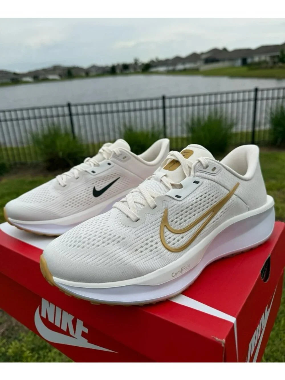 * 10 WOMEN'S NIKE QUEST 6 PHANTOM / BEIGE GOLD BLACK FD6034-003 RUNNING SHOES - Picture 2 of 8